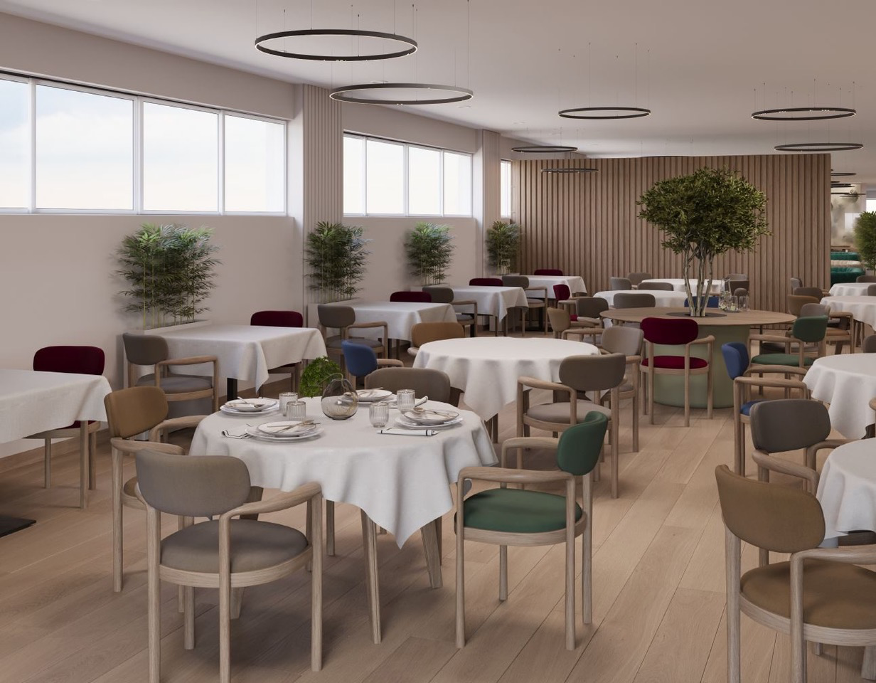 Sala de mese spațioasă într-un centru de îngrijire pentru seniori, cu mese rotunde acoperite cu fețe de masă albe, scaune din lemn deschis tapițate în diverse culori, plante verzi decorative și lumini circulare suspendate din tavan