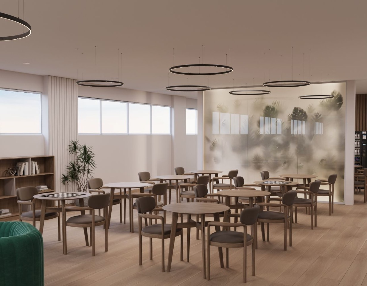 Sală luminoasă de activități pentru seniori cu mese rotunde din lemn, scaune ergonomice tapițate, tablă de șah, plante decorative și iluminat circular suspendat